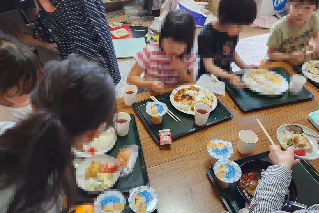 子ども食堂での食事風景